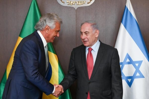 Imagem colorida de primeiro ministro de Israel e Caiado - Metrópoles
