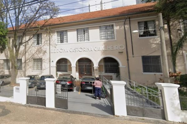 Imagem colorida de fachada de Escola Estadual Dona Castorina Carvalho