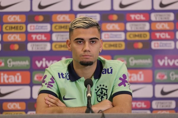 Vídeo: Andreas Pereira dá “tirada” em repórter que diminuiu