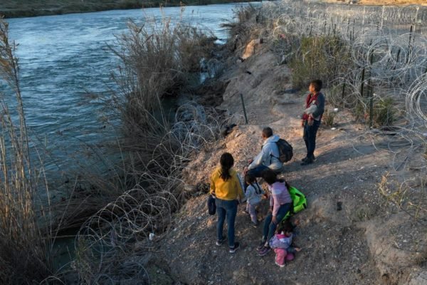 Foto colorida da entrada de imigrantes na fronteira do Texas, nos Estados Unidos, com o México - Metrópoles