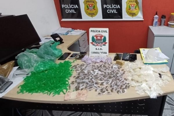 Imagem colorida mostra porções de drogas apreendidas em casa de suspeito preso pela polícia no litoral de São Paulo - Metrópoles