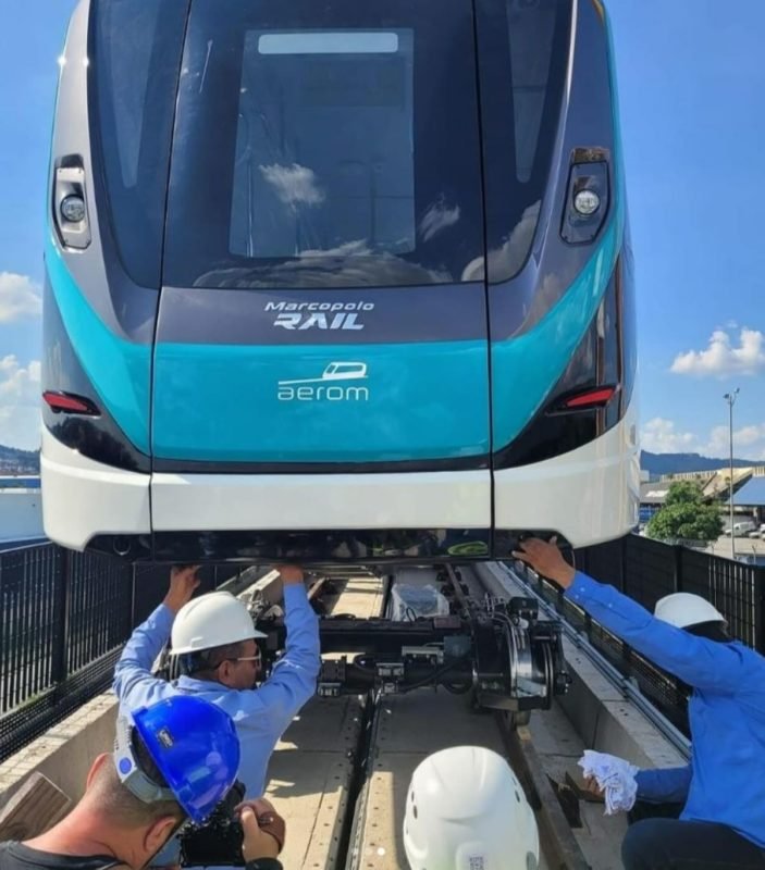 foto colorida de técnicos vistoriando aeromóvel que ligará estação Aeroporto-Guarulhos da CPTM ao Aeroporto Internacional de SP - Metrópoles