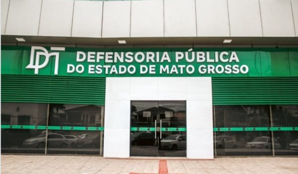 Imagem colorida da fachada da defensoria pública do Mato Grosso - Metrópoles