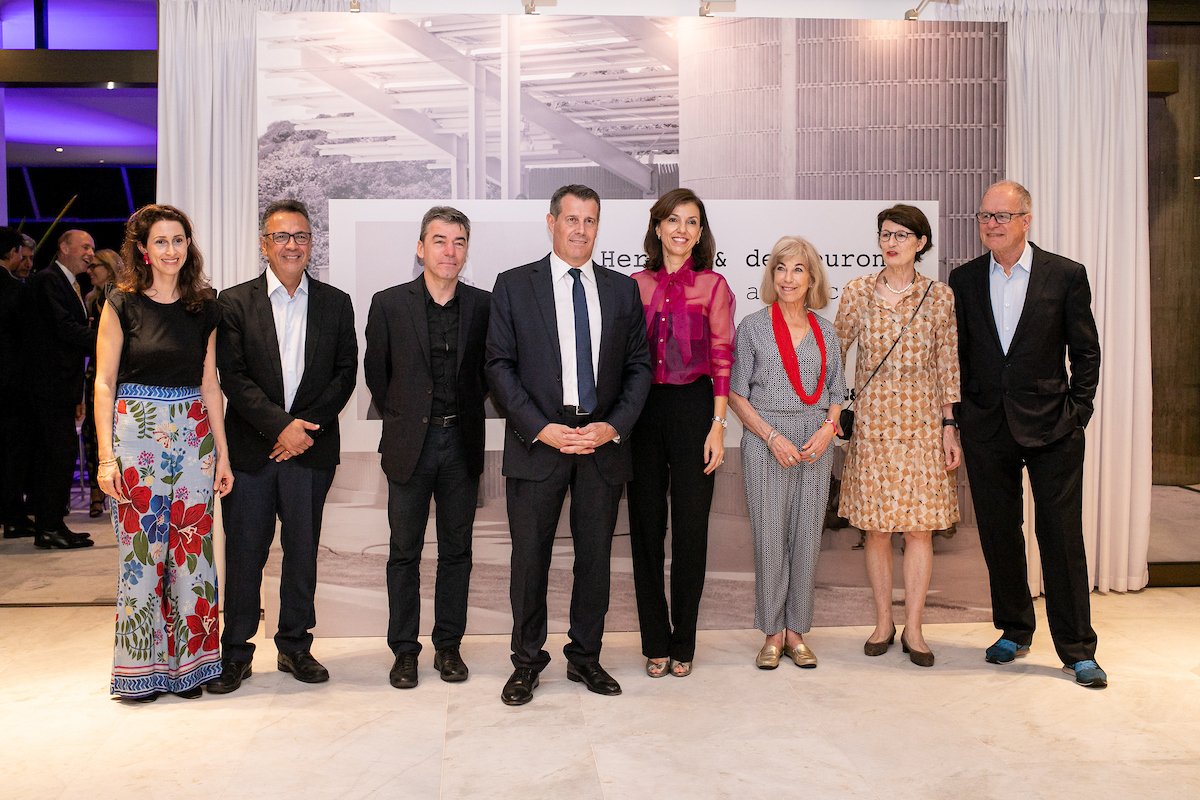 Céline Miescher, da Fundação Ameropa, Dr. Ion de Andrade, do Centro Sócio-Pastoral Nossa Senhora da Conceição de Mãe Luiza, o arquiteto Tomislav Dushanov, o embaixador da Suíça Pietro Lazzeri, a embaixatriz da Suíça Enrica Battistutta, Nicole Miescher, da Fundação Ameropa, Dominique e Pierre de Meuron