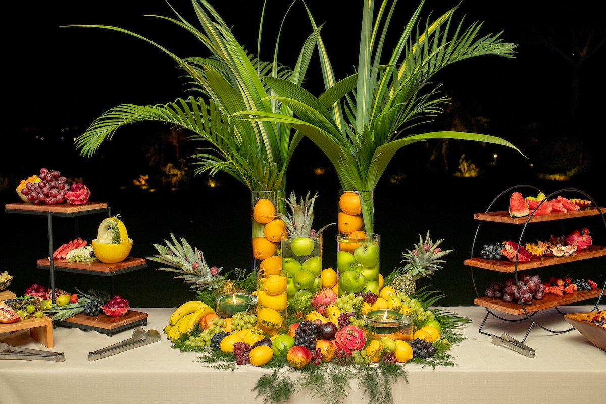 Detalhe da mesa de frutas tropicais