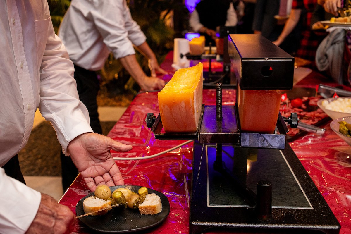 Petiscos servidos com o famoso raclette, o queijo suíço derretido