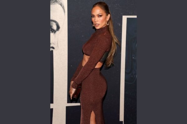 Jennifer Lopez cria coleção e estrela campanha de lingerie. Veja