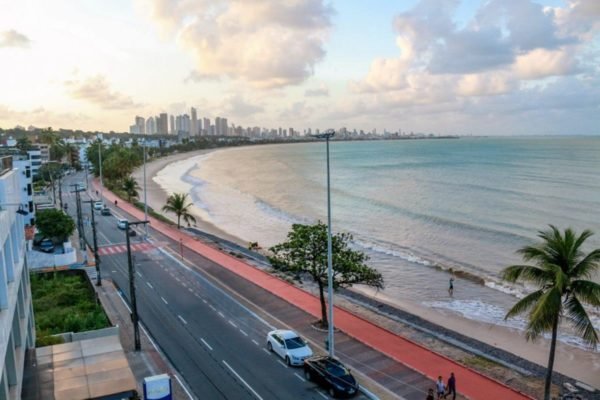 Foto colorida de praia em João Pessoa, capital da Paraíba - Metrópoles