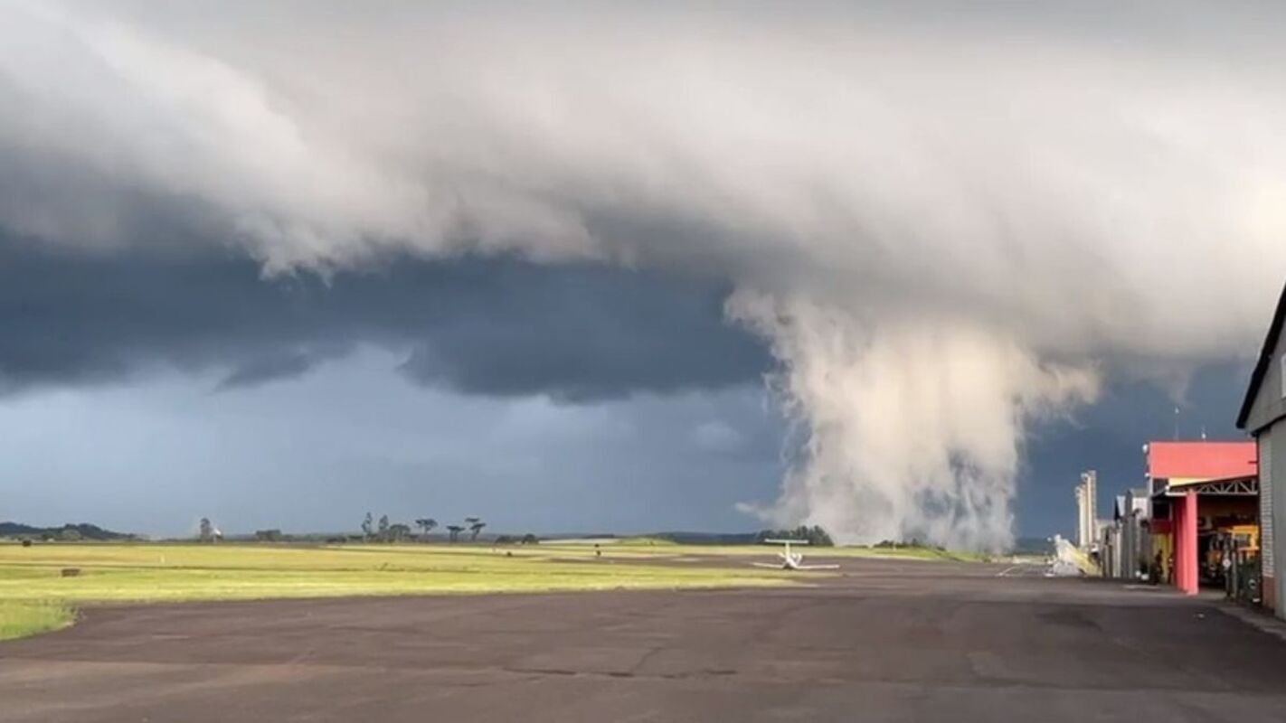 Vídeo. Imagens impressionantes mostram tornado em Santa Catarina ...
