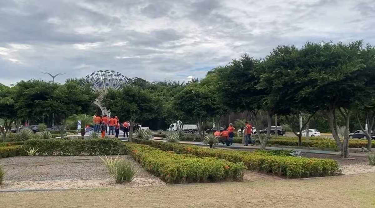 imagem colorida monumento e depredado apos blogueiro esconder dinheiro no local