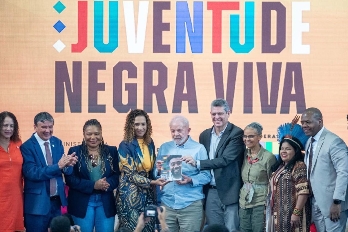 Imagem colorida de evento com frase 