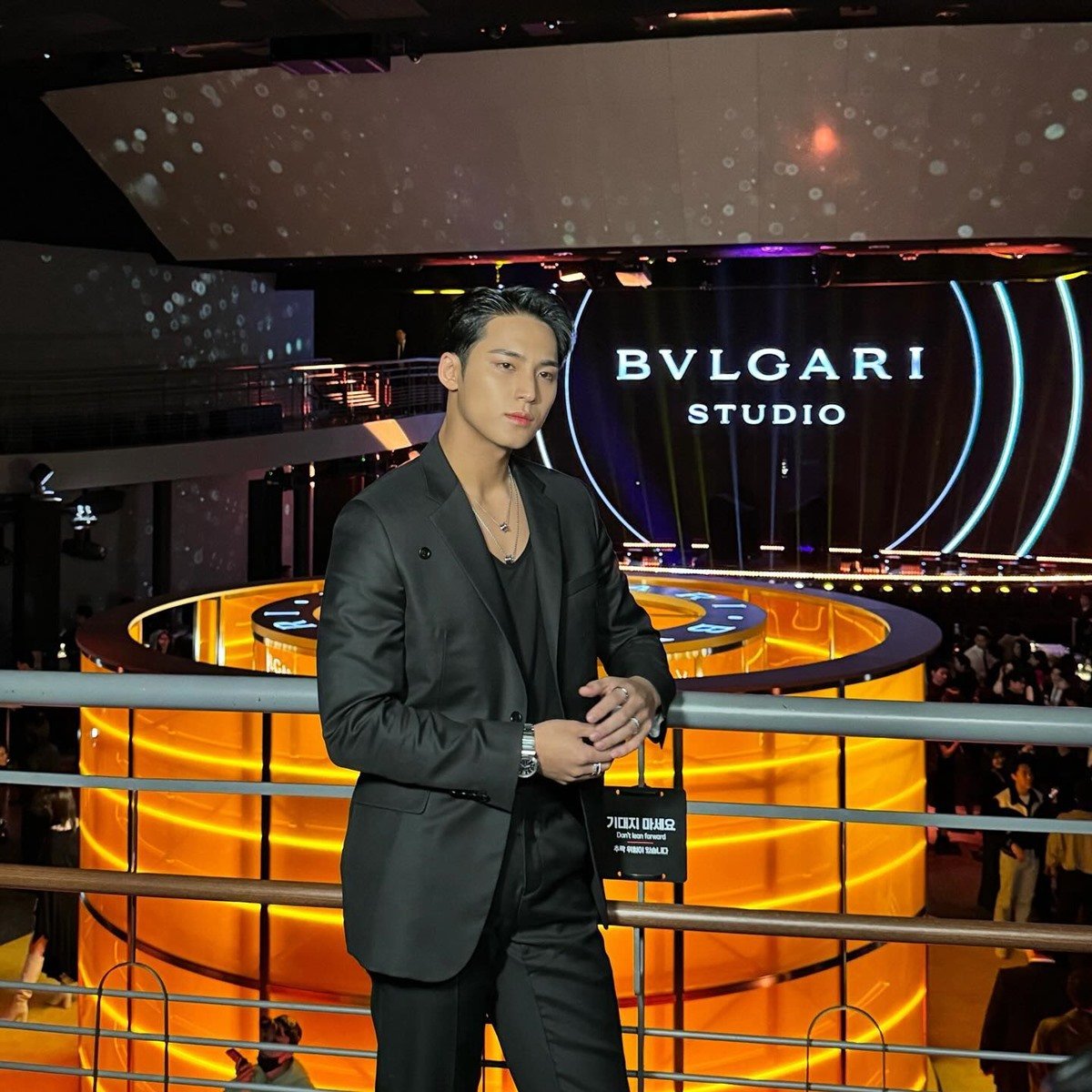 k-pop semanas de moda MinGyu Kim em evento da Bulgari