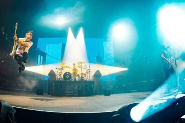 foto colorida da banda de rock americana Blink-182 durante show em Sydney, na Austrália - Metrópoles