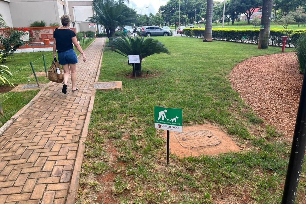 Imagem colorida de jardim de condomínio