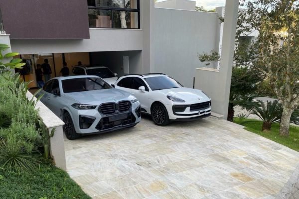 Imagem mostra carros de luxo - Metrópoles