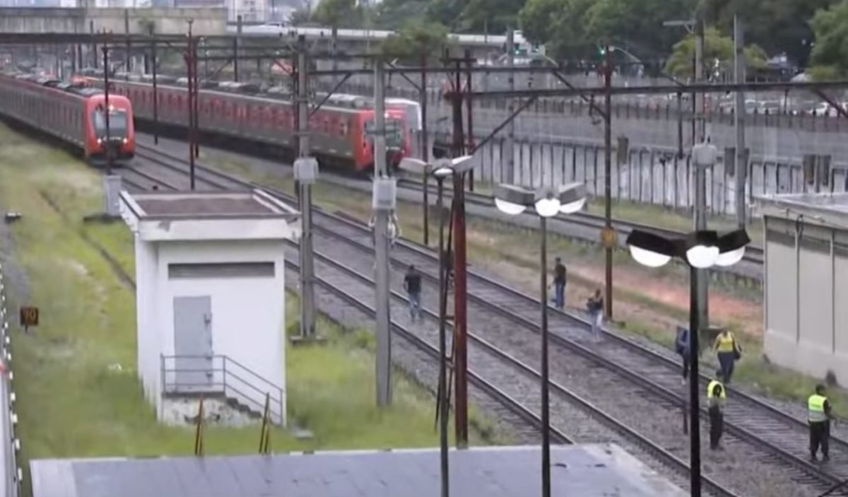 Vídeo: passageiros caminham nos trilhos da CPTM após falha na