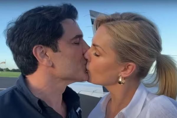 Ana Hickmann e Edu Guedes se beijam após fim de um dia de trabalho juntos - Metrópoles