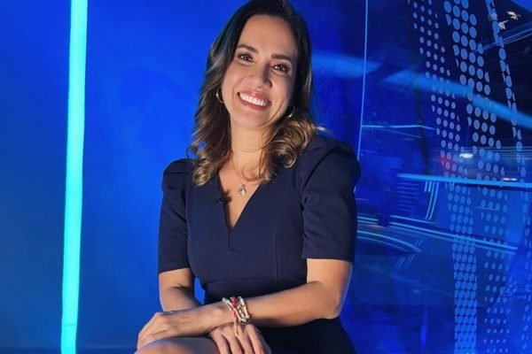 Alvina Ruiz posa de look azul marinho nos bastidores do telejornal - Metrópoles