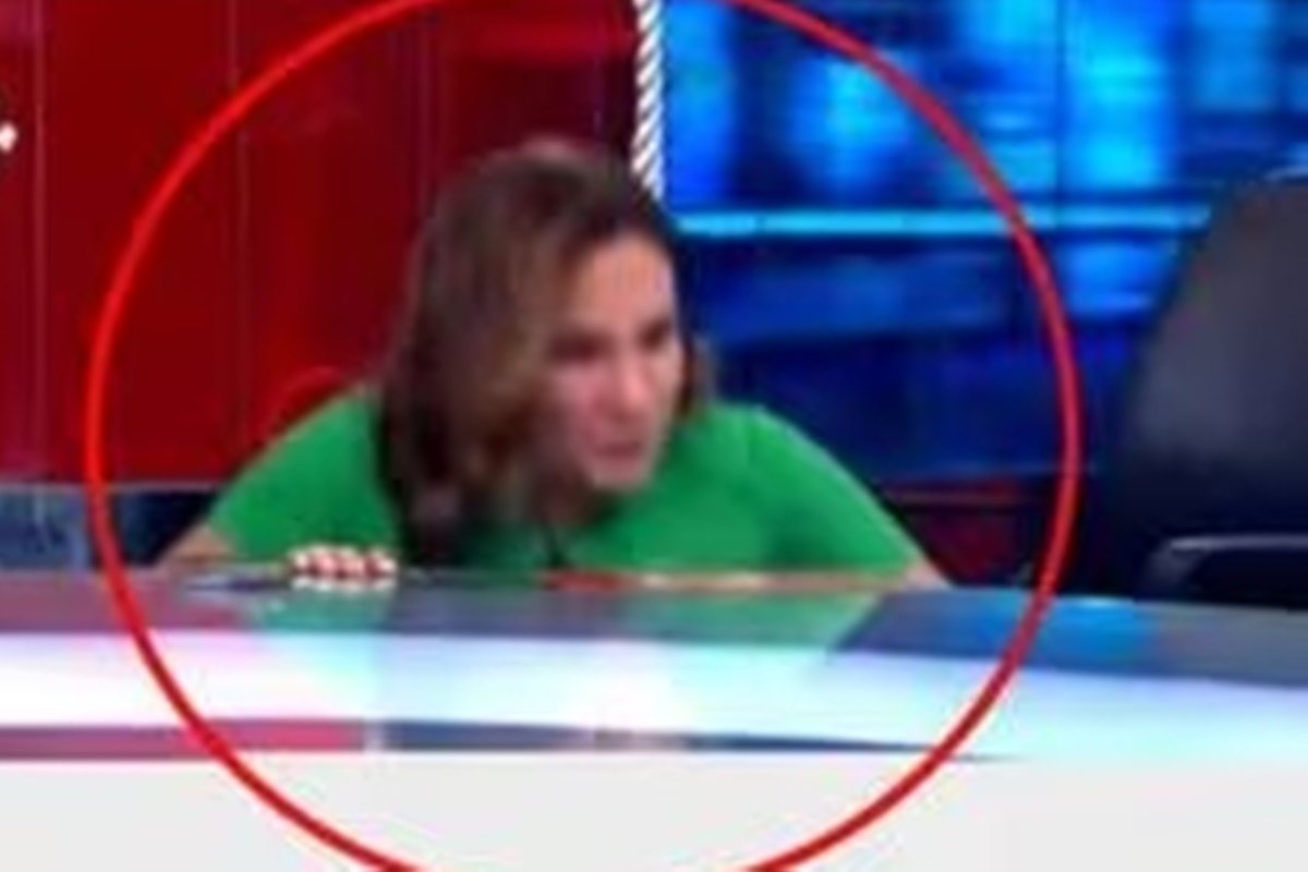 Alvina Ruiz vai durante apresentação de telejornal - Metrópoles