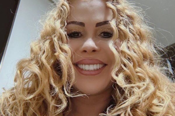 Joelma faz selfie sorridente e de cabelos soltos - Metrópoles