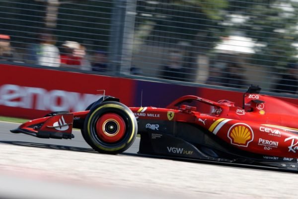 Imagem colorida do carro da Ferrari- Metrópoles