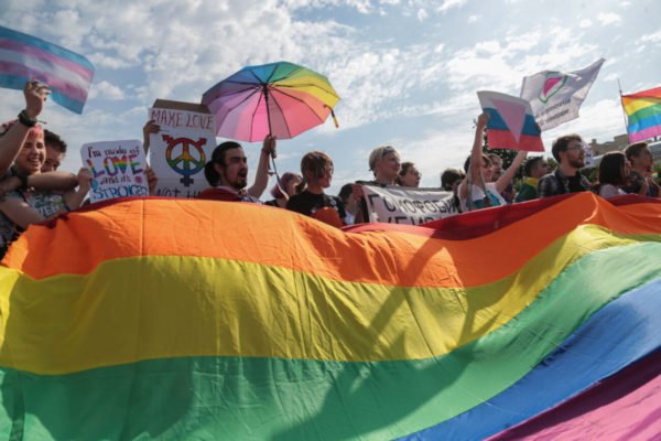 Imagem colorida de manifestção LGBT+ na Rússia - Metrópoles