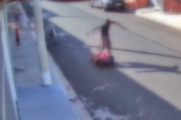 Imagem colorida mostra homem agredindo mulher com chute no meio da rua na frente dos filhos em Araraquara, interior de São Paulo - Metrópoles