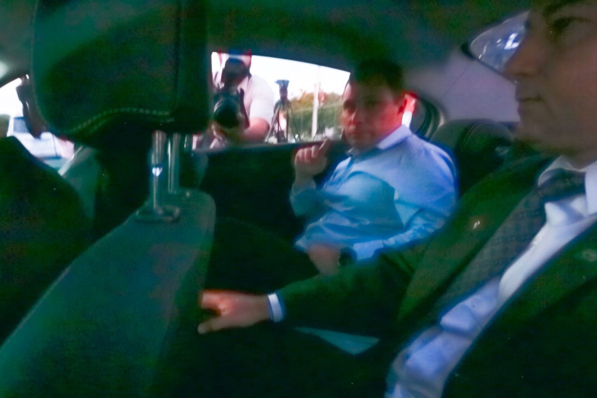 Foto colorida mostra Mauro Cid dentro de carro da PF - Metrópoles