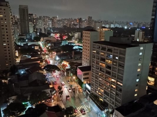 Imagem noturna mostra cidade - Metrópoles
