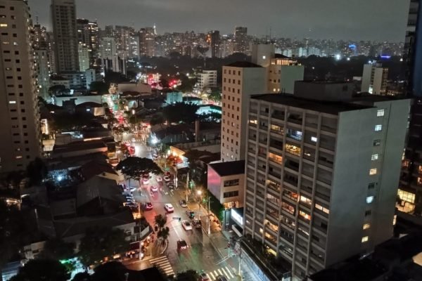Imagem noturna mostra cidade - Metrópoles