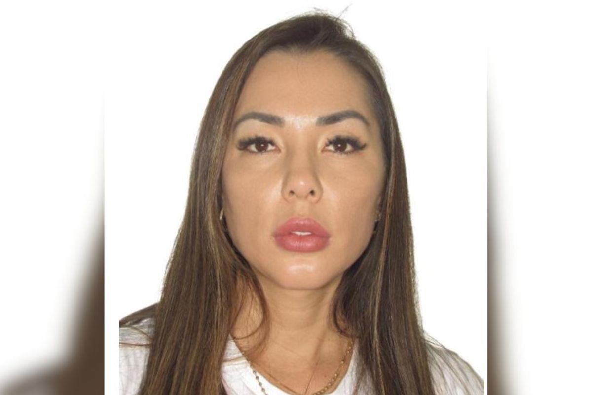 Imagem colorida de mulher com cabelo longo e maquiagem - Metrópoles