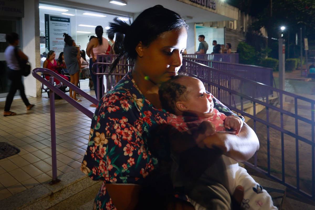 Foto colorida de bebê no colo