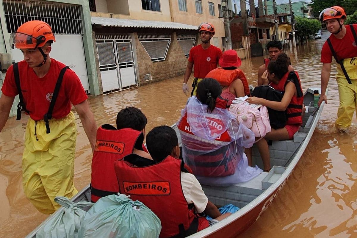 Foto colorida de resgate de família no Rio de Janeiro - Metrópoles