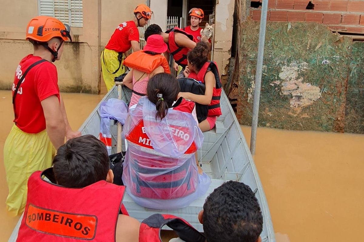 Foto colorida de resgate de família no Rio de Janeiro - Metrópoles