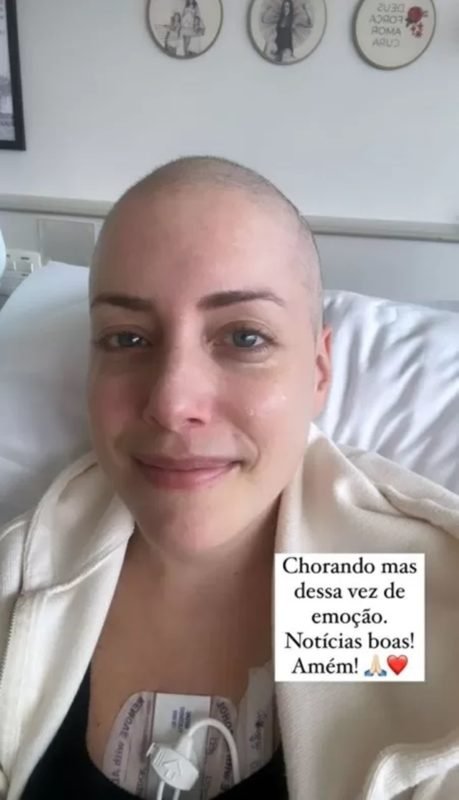 Jovem Fabiana Justus com os cabelos raspados no hospital - Metrópoles