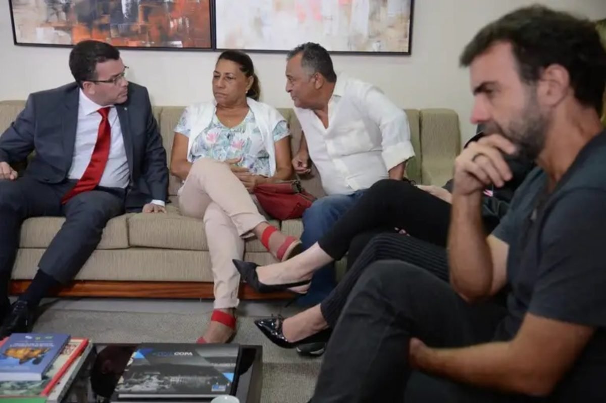 Rivaldo Barbosa e familiares de Marielle em reunião