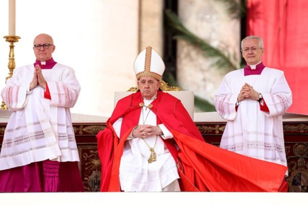 Papa Francisco sentado em missa no Vaticano - Metrópoles
