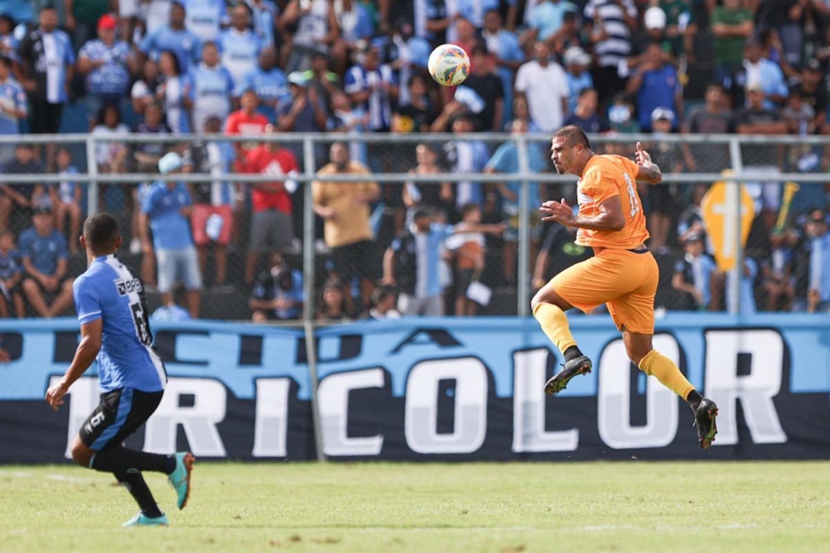 Allan Dias cabeceando a bola - Metrópoles