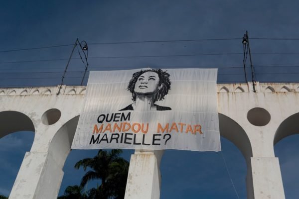 Foto colorida de cartaz na Lapa, no Rio de Janeiro, com os dizeres "Quem mandou matar Marielle Franco?" - Metrópoles