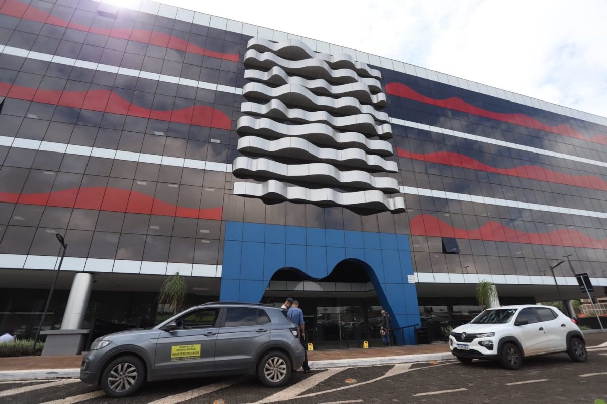Foto colorida de fachada de prédio vermelho e preto