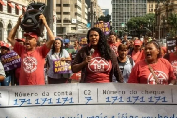 foto colorida de integrantes do MTST protestam em frente ao Teatro Municipal contra homenagem a Michelle Bolsonaro - Metrópoles