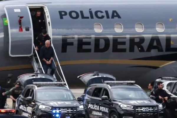 O conselheiro do Tribunal de Contas do Rio de Janeiro Domingos Brazão, preso pela PF, chega a Brasília