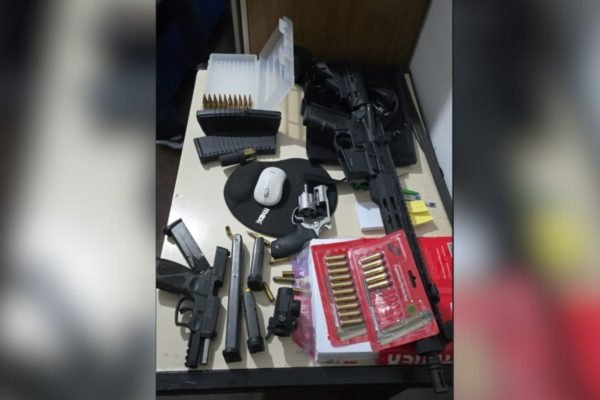 Imagem colorida mostra armas e munições apreendidas com suspeito detido pela Polícia Civil por ser o fornecedor de munições para o PCC - Metrópoles