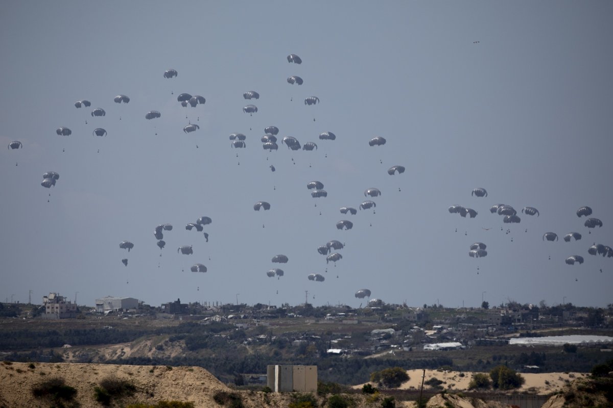 Ajuda humanitária cai do céu em direção à Faixa de Gaza