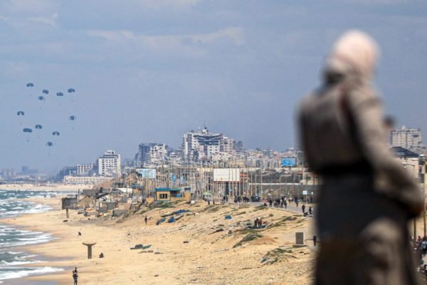 Ajuda humanitária para palestinos cai próxima a litoral na Faixa de Gaza