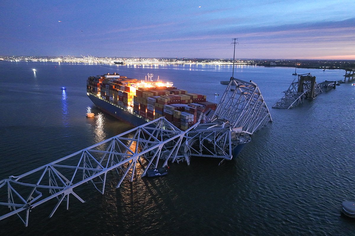 Imagem colorida de navio que bateu na ponte Francis Scott Key, no EUA - Metrópoles