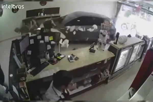 Imagem de segurança mostra momento que carro invade a loja