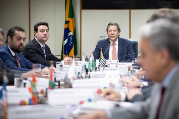 Imagem colorida de Fernando Haddad reunido com governadores - Metrópoles