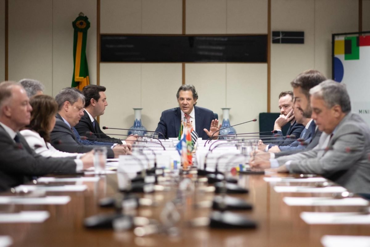 Imagem colorida de Fernando Haddad reunido com governadores - Metrópoles