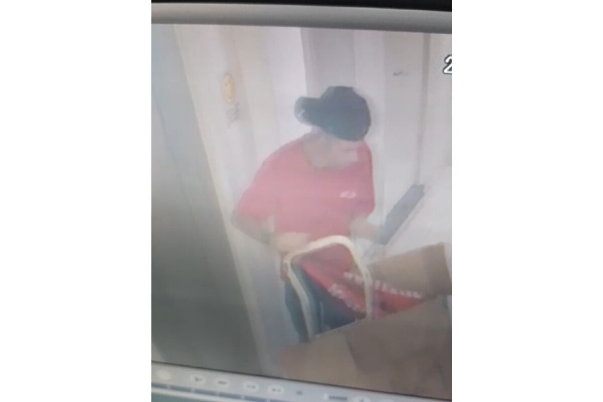 Imagem de frame de câmera com homem carregando carrinho com caixa de papelão - Metrópoles